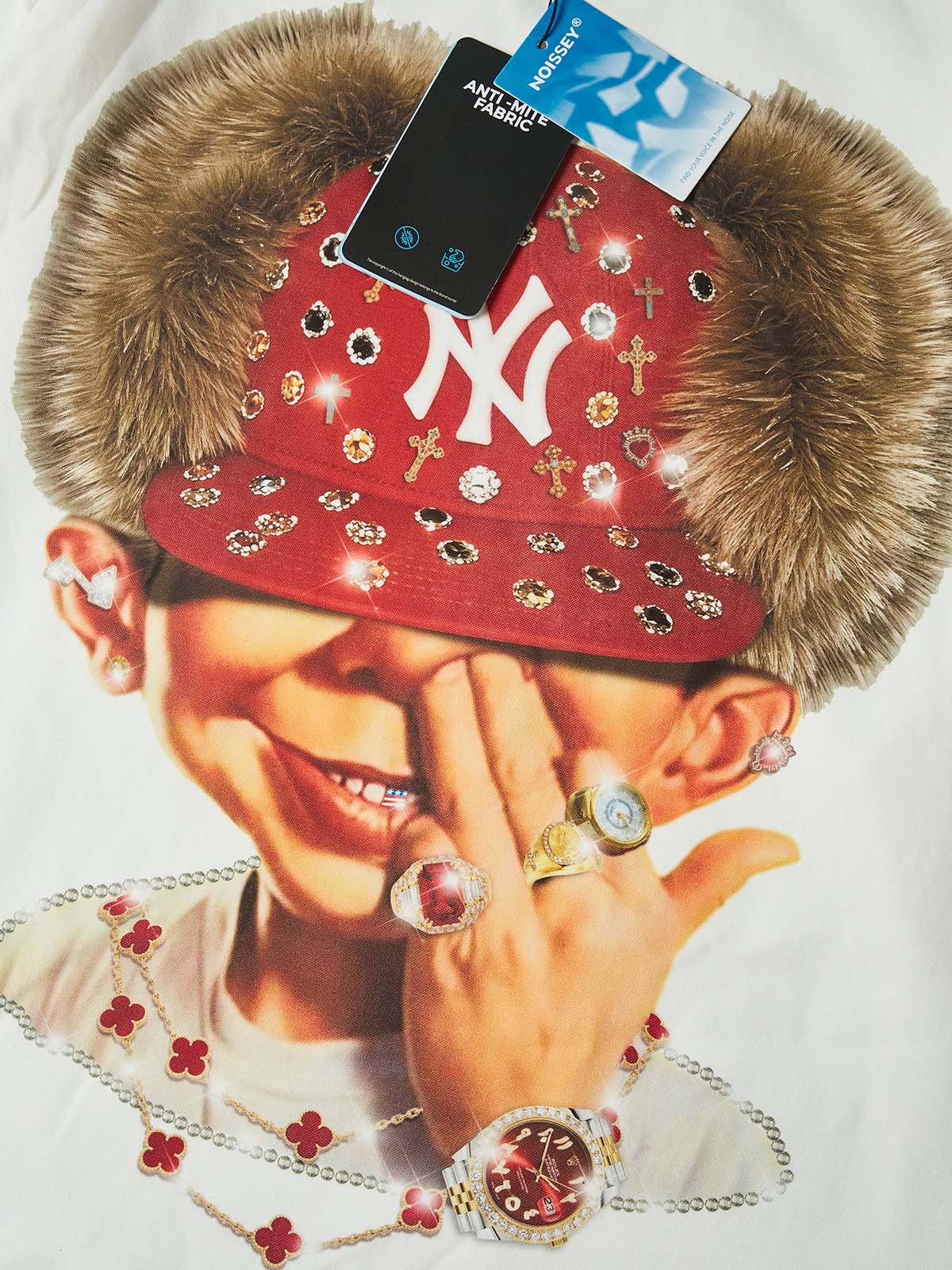 NOISSEY ICED OUT RED CAP FIGURE GRAPHIC LONG SLEEVE STREETWEAR SHIRT